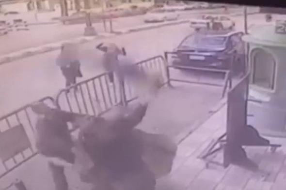 بالفيديو.. لحظة إنقاذ طفل سقط من الطابق الثالث!