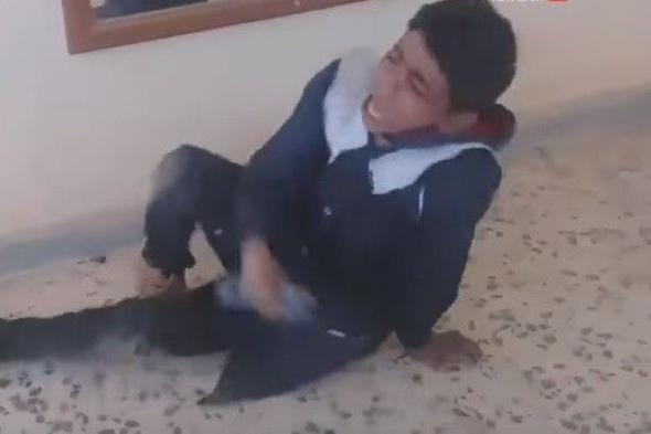 فيديو يفضح سلوك معلم تجاه تلاميذه.. "أشبه بغرفة مخابرات"