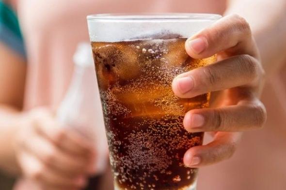 بالصورة: بعدما أدمنت على شرب المياه الغازية.. هكذا خسرت 60 كيلوغراماً!
