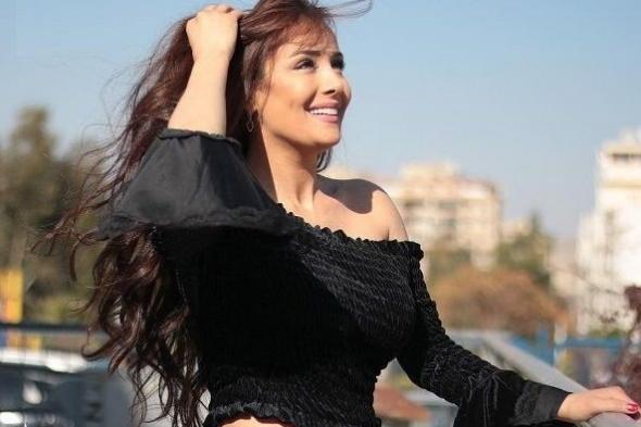 بالصور.. هكذا احتفلت الممثلة كندا حنا بعيد زواجها الخامس