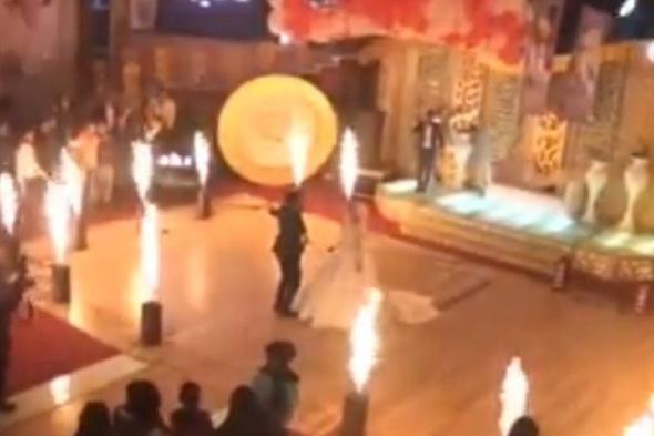 بالفيديو: عريسها فاجأها في حفل الزفاف.. هذا ما فعله!