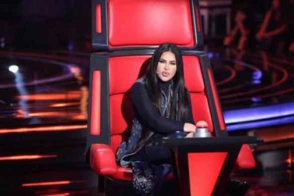 بالفيديو.. أحلام توزع الذهب على متسابقي "ذا فويس"!