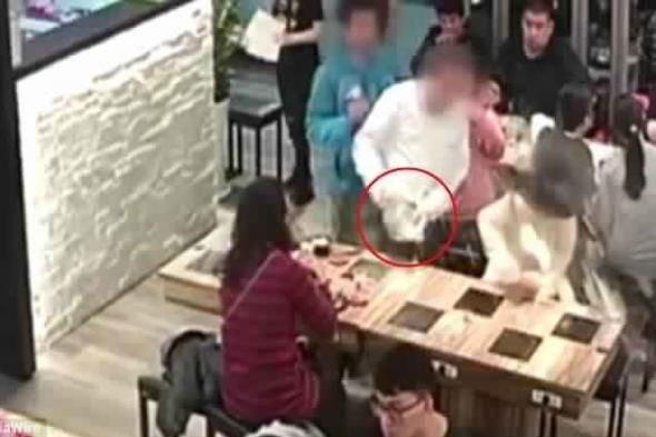 بالفيديو: غضِبَ من طول شعرها.. فحرق وجهها بـ"الشوربة"!