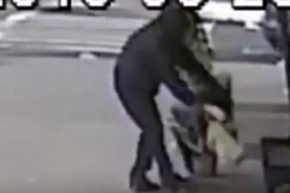بالفيديو: اعتدى عليها بالطريق.. من دون سبب!
