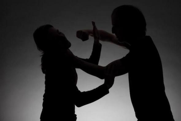 عذّب طليقته وحلق شعرها ورماها من شرفة المنزل.. والسبب غريب!
