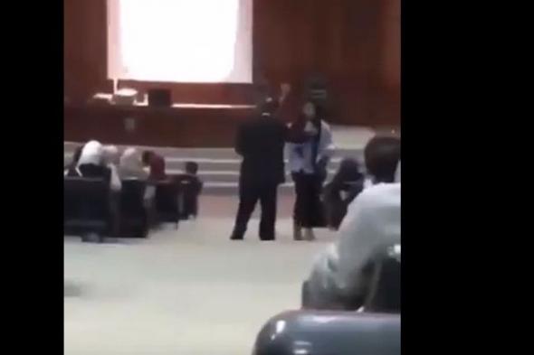 دخلت القاعة وهي تتحدّث على الهاتف.. وهكذا تصرّف الأستاذ!