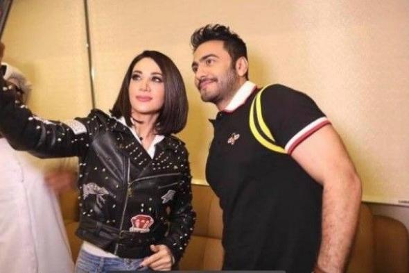 بالفيديو.. تامر حسني يثير ضجة ببنطاله الممزق