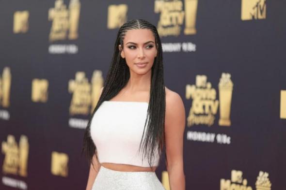 بهذه الاطلالة خطفت “كيم كارداشيان” الأنظار في حفل الـ MTV
