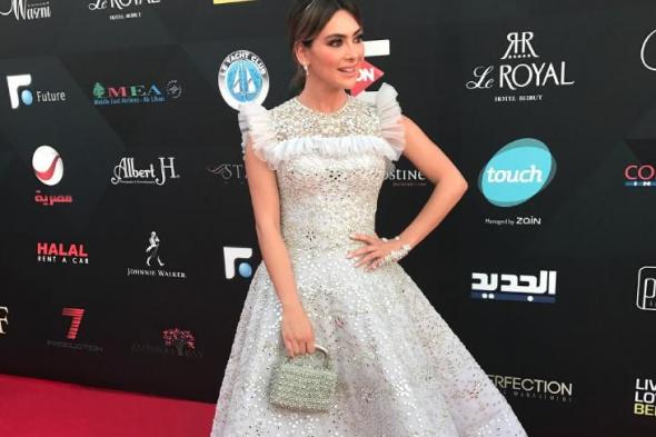 فساتين سهرة براقة شاهدناها في مهرجان بياف 2017