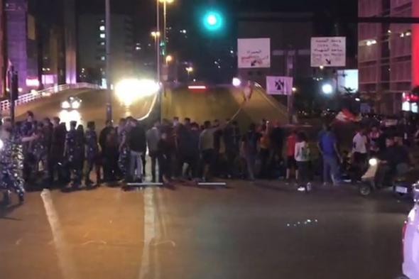 متظاهرون يقطعون الطريق إلى الرينغ و الصيفي والحمرا (فيديو) 
#لبنان
#lebanon24
 via @Lebanon24