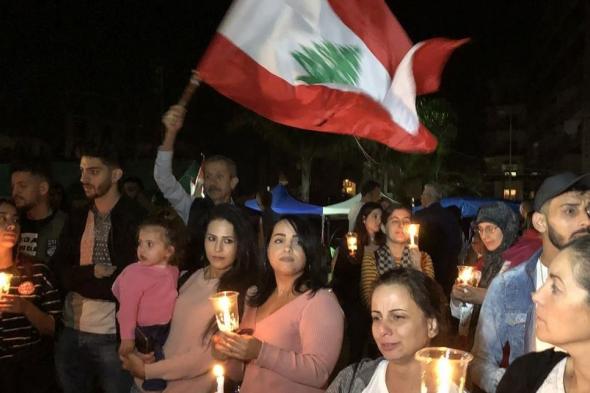 إضاءة شموع في ساحة العلم في #صور بمناسبة أحد الشهداء 

#lebanon24

 via @Lebanon24