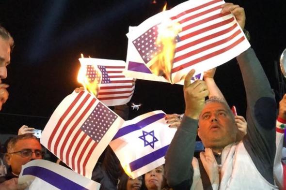 المحتجون في صيدا أحرقوا العلمين الاسرائيلي والأميركي 
#لبنان
#lebanon24
 via @Lebanon24