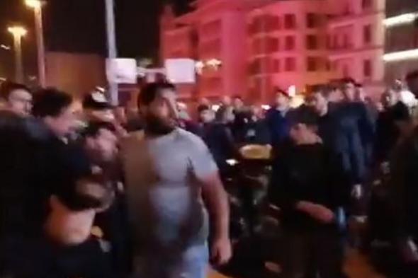 عناصر حزبية تشتبك مع المتظاهرين على جسر الرينغ (فيديو) 

#lebanon24

 via @Lebanon24