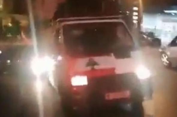 مسيرة أمام منزل باسيل.. والمتظاهرون يردّدون: "فل.. فل.. فل" (فيديو) 

#lebanon24

 via @Lebanon24