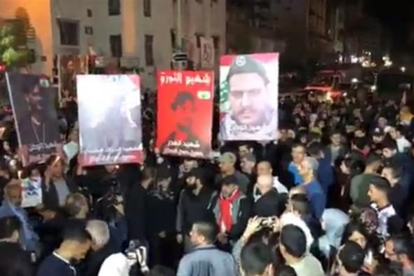 إضاءة شموع تحية لروح حسين العطار في #صيدا ومسيرة باتجاه مصرف لبنان 

#lebanon24

 via @Lebanon24
