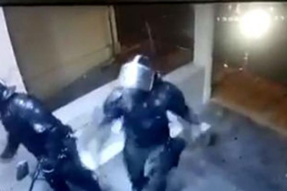 "قوى الأمن" تكشف حقيقة فيديو تكسير عناصر مكافحة الشغب لواجهات محال 

#lebanon24

 via @Lebanon24
