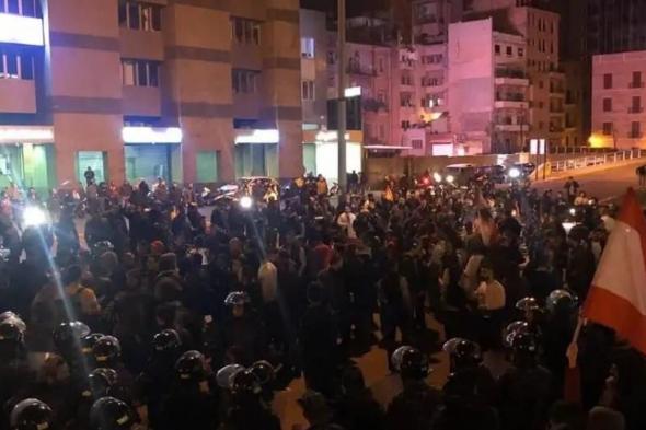 محتجون قطعوا جسر الرينغ بالكامل بعد إشكالات مع القوى الأمنية 
#لبنان
#lebanon24 
 via @Lebanon24