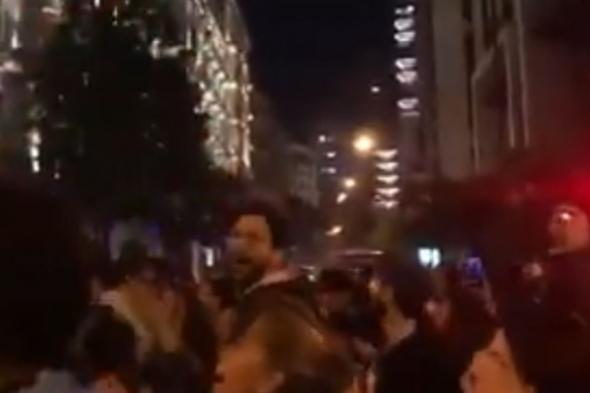 متظاهرون في محيط بيت الوسط.. هذا ما هتفوا به (فيديو) 
#لبنان
#lebanon24
 via @Lebanon24