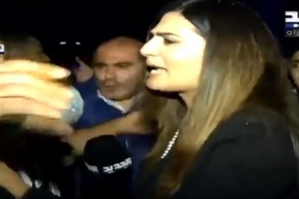 سجال بين المراسلة ليال بو موسى والمتظاهرين في العازارية (فيديو) 
#لبنان
#lebanon24
 via @Lebanon24