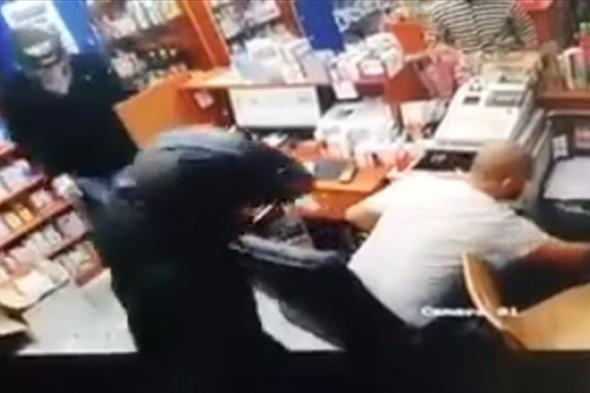 مجهولون يسرقون أموالاً من صيدلية في برج حمود (فيديو) 
#لبنان
#lebanon24
 via @Lebanon24