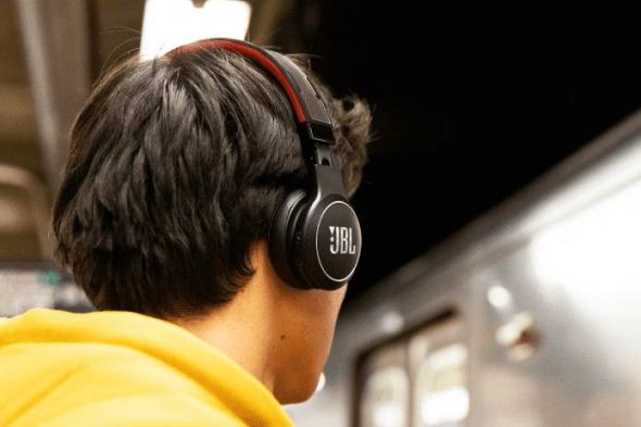 JBL تطور سماعة أذن لاسلكية تعمل بالطاقة الشمسية