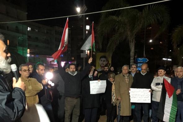 وقفة لمحتجي ساحة العلم تحت شعار "تسقط صفقة العار" 
#لبنان
#lebanon24
 via @Lebanon24