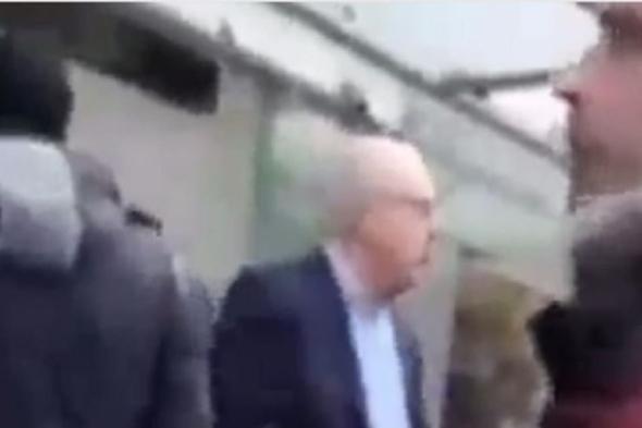 مشادة كلامية بين مدير فرع بنك ولاجئين رفضوا "افساح المجال" امام اللبنانيين (فيديو)  
#lebanon24 
 via @Lebanon24