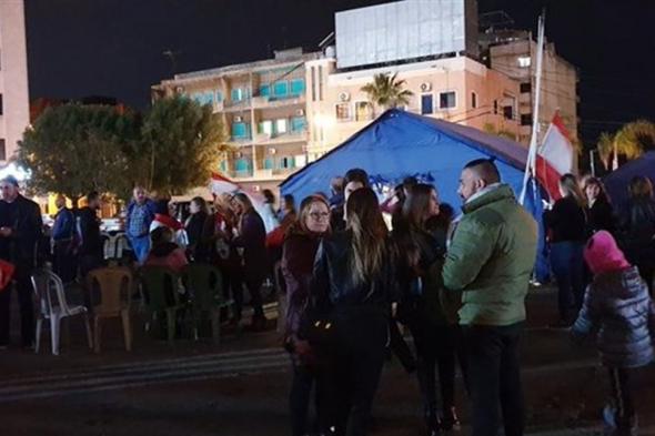 وقفة تضامنية مع حراك طرابلس أمام مجمع فؤاد شهاب في جونية 
#lebanon24

 via @Lebanon24