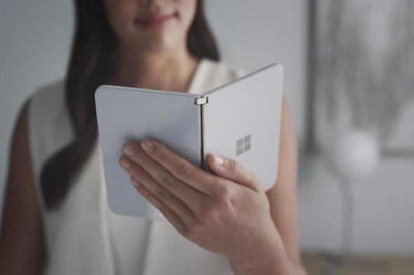 نظرة أولية على هاتف مايكروسوفت ثنائي الشاشة Surface Duo