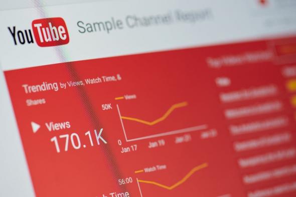 يوتيوب تختبر تمكين القنوات من بيع مساحات إعلانية للمعلنين مباشرةً