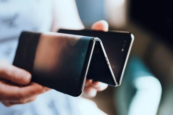 TCL تكشف عن هاتف قابل للطي 3 مرات وآخر بشاشة قابلة للسحب