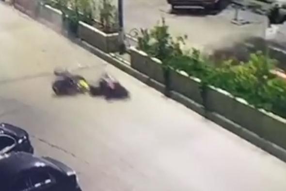 دراجة نارية تنشطر.. وهذا ما حلّ بسائقها (فيديو) 
#لبنان
#lebanon24
 via @Lebanon24