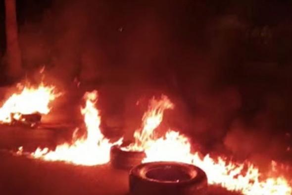 شبان قطعوا أوتوستراد الميناء بالاطارات المشتعلة

#lebanon24

  via @Lebanon24