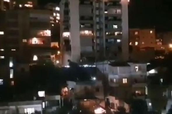 "زقفة للأبطال" توحّد اللبنانيين.. تحية للطاقم الطبي على جهوده ضد "كورونا" (فيديو)

#lebanon24

 via @Lebanon24