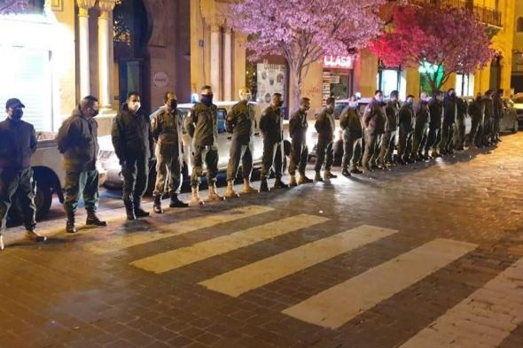 عناصر فوج حرس بيروت يوجهون التحية للأطباء والممرضين 

#lebanon24

 via @Lebanon24