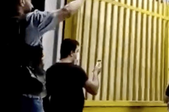 محتجون حاولوا اقتحام شركة كهرباء لبنان في الجميزة وانتشار كثيف للقوى الأمنية (فيديو) 
#lebanon24 
 via @Lebanon24