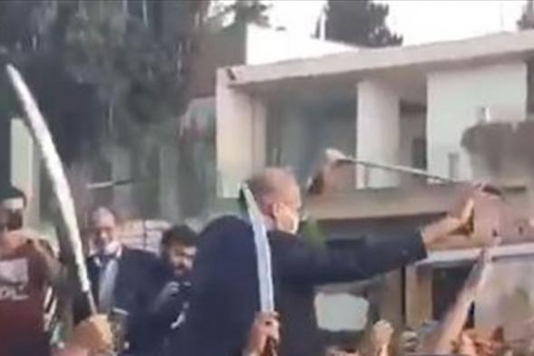 وزير الصحّة على الأكتاف مع السيف.. ويرقص على أغنية عاصي الحلاني (فيديو)

#lebanon24

  via @Lebanon24