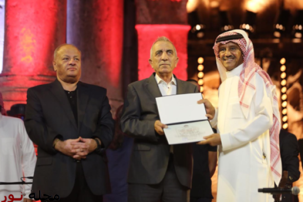 خالد عبد الرحمن يتناوب أغانيه مع جمهوره العربي الذي ملأ مدرجات الجنوبي