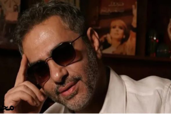 "يا غايب يا حاضر بِقُوَّة".. إعلامي شهير يلتقي فضل شاكر في عين الحلوة تحت "الزينكو" (صورة)